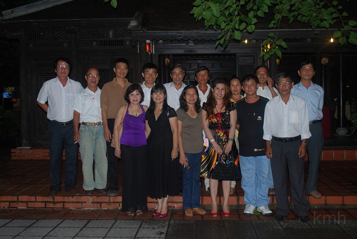 MaiHuongMaiDung_va_cacbanKMHHue_3.jpg - Mai Hương K3 Mai Dung K7 và các bạn bè tại khách sạn Thành Nội 23-5-2009